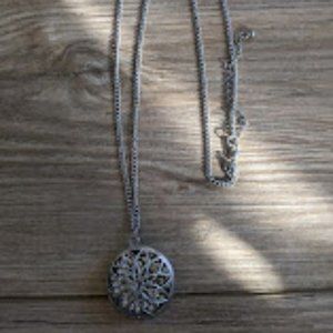 Floral pendant necklace